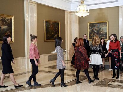 La reina Letizia durante la audiencia en el Palacio de La Zarzuela a las familias de violencia de género.