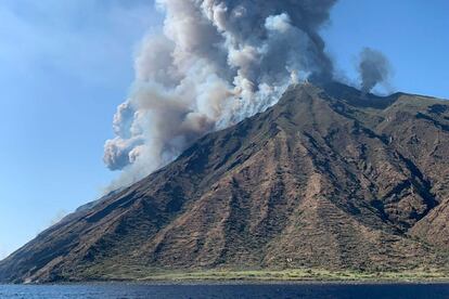 Imagen del volcán Stromboli en erupción en la isla de Stromboli, al norte de Sicilia (Italia), el 3 de julio de 2019. El volcán entró en erupción dramáticamente, provocando la huida de los turistas y una persona fallecida. Hasta el momento, los bomberos no han confirmado la totalidad de víctimas.