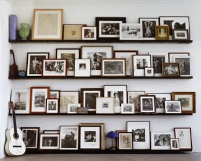 La colección de fotografía de la pareja decora las estancias de su casa.