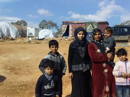 La esposa y algunos hijos de Naser Baruk, ayer en el poblado de Al Batne, en una imagen proporcionada por la familia.