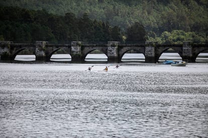 El puente Nafonso, reedificado en el siglo XIX sobre cimientos del siglo XIV, enlaza los concellos de Noia y Outes.