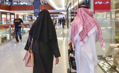 Una pareja en un centro comercial de Dubái.