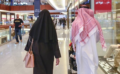 Una pareja en un centro comercial de Dubái.