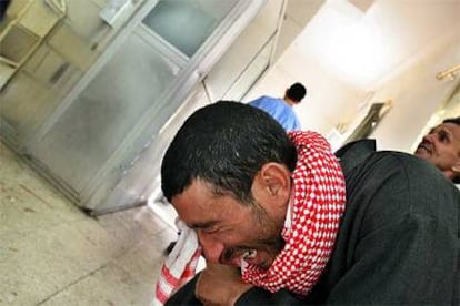 Un hombre llora ayer en un hospital tras conocer la muerte de un familiar, alcanzado por una bomba en Bagdad.