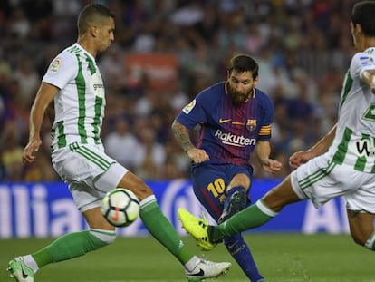 Messi dispara davant Bruno i Mendi.