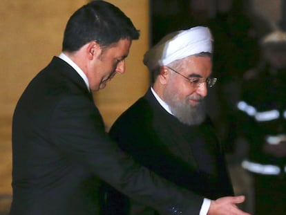 El primer ministro Renzi, junto al presidente iran&iacute;, Hassan Rohani, este lunes en Roma.