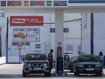 Conductores repostan en una gasolinera de Sevilla.