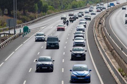 Estado del tráfico este domingo en la A49 a la altura de Umbrete en dirección a Sevilla. La circulación es lenta en las carreteras de entrada a Sevilla hoy a las 16.00 horas. En Andalucía se registraban dificultades de entrada a Sevilla en varios puntos, la AP4 en Los Palacios y Villafranca, la A4 en Dos hermanas y en la A49, en Huévar del Alfaraje. EFE/ David Arjona