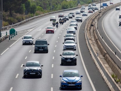 Estado del tráfico este domingo en la A49 a la altura de Umbrete en dirección a Sevilla. La circulación es lenta en las carreteras de entrada a Sevilla hoy a las 16.00 horas. En Andalucía se registraban dificultades de entrada a Sevilla en varios puntos, la AP4 en Los Palacios y Villafranca, la A4 en Dos hermanas y en la A49, en Huévar del Alfaraje. EFE/ David Arjona