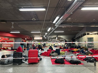 Decenas de personas duermen en la estación de Atocha, este lunes.