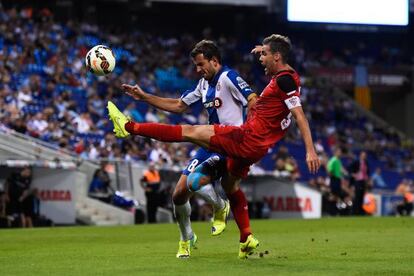 Fernando Navarro pugna con Stuani.