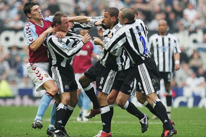 Barry (Aston Villa) agarra a Bowyer y Carr, a su compañero Dyer, durante la gresca.