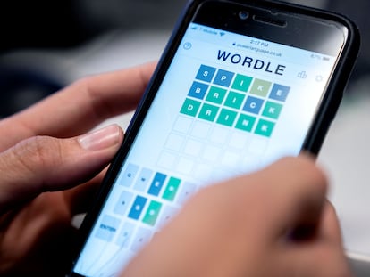 Una persona juega al Wordle en su teléfono móvil, en enero pasado en Washington.