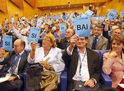 El hasta hoy secretario general, Carmelo Barrio, la presidenta de Guipzcoa, Mara Jos Usandizaga, y Antonio Basagoiti, en una votacin del congreso.