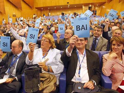 El hasta hoy secretario general, Carmelo Barrio, la presidenta de Guipúzcoa, María José Usandizaga, y Antonio Basagoiti, en una votación del congreso.