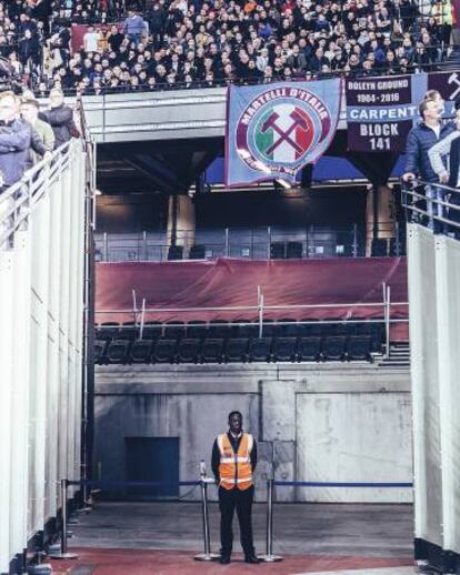 Túnel de acceso al césped del London Stadium, presidido por una bandera italiana que celebra el legado de Di Canio en el West Ham.