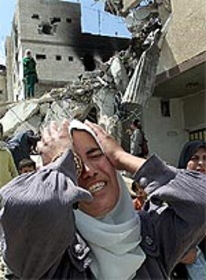 Una mujer palestina de Jenin se lamenta por la destrucción de su hogar.