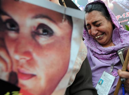 Decenas de miles de paquistaníes recordaron hoy a la ex primera ministra Benazir Bhutto, asesinada tal día como hoy hace un año