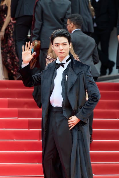 El actor chino Gong Jun posó en la alfombra roja con un original abrigo.