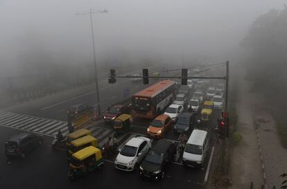 Una de las carreteras de Nueva Delhi cubierta por la niebla.