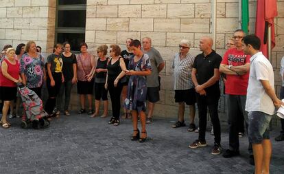 Participantes del minuto de silencio por el asesinato de Cristian en Beniel. En el centro, la alcaldesa, Mari Carmen Moreno. 