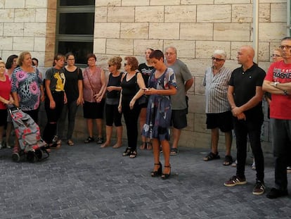 Participantes del minuto de silencio por el asesinato de Cristian en Beniel. En el centro, la alcaldesa, Mari Carmen Moreno. 