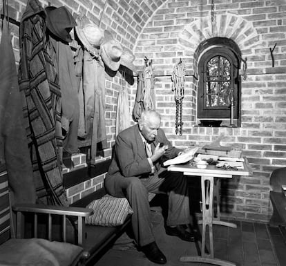 Carl Jung lee en su casa en Küsnacht (Suiza) en 1949.