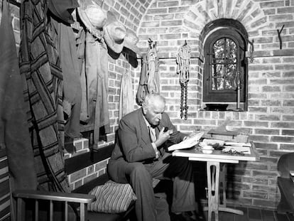 Carl Jung lee en su casa en K&uuml;snacht (Suiza) en 1949.