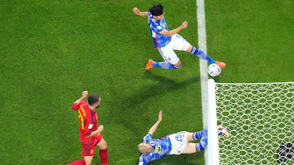 Kaoru Mitoma golpea el balón para dar el centro que acabará en el segundo gol de Japón. Según el VAR, el esférico no ha salido. (AP Photo/Petr David Josek)