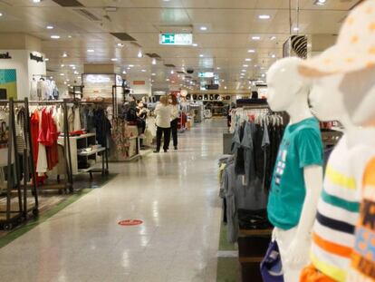 Interior de una planta de moda joven de El Corte Inglés