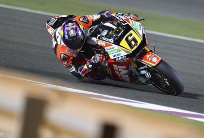 Stefan Bradl, alemán del equipo LCR Honda, en una curva durante de los entrenamientos libres en el circuito Losail de Doha, Catar.