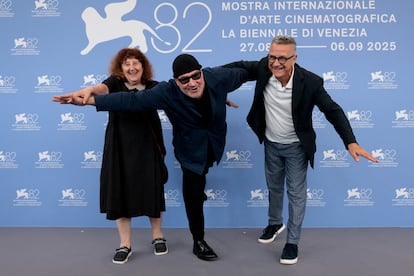 El director de 'Below the Clouds', Gianfranco Rosi (en el centro), junto a los productores Donatella Palermo y Paolo Del Brocco durante el 'photocall'.