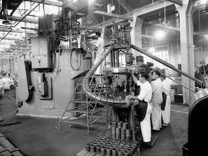 Trabajadores de una fábrica de alternadores de la empresa FEMSA, en Madrid, durante los años sesenta.