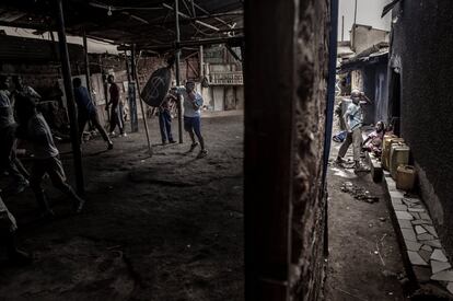 A boxeadora Moreen Ajambo, 30 anos, treina no clube de boxe Rhino em Katanga, uma grande favela em Kampala, Uganda. Mais de 20.000 pessoas vivem em Katanga, amontoadas e muitas vezes em extrema pobreza. O clube de boxe não recebe fundos externos. Ajambo, mãe de sete filhos, faz parte da equipe feminina de Uganda. O boxe masculino tem uma longa história em Uganda, mas os boxeadores são frequentemente frustrados pelas poucas oportunidades de competir internacionalmente.