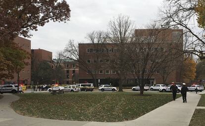 La policia acordona el campus de la universitat d'Ohio.