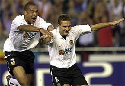 Baraja celebra su gol junto a Carew (izda.)