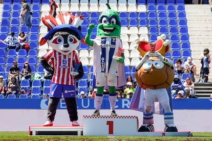 El podio de segunda edición de LALIGA DE LAS MASCOTAS: Txurdin, en tercer lugar; Indi, en segundo y SuperPepino, campeón.