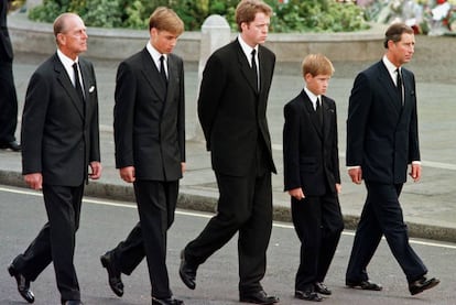 El duque de Edimburgo en el cortejo fúnebre de Diana de Gales.