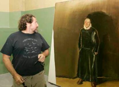 Julian Schnabel, ante uno de sus cuadros.