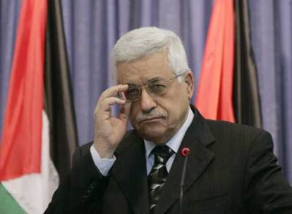 El presidente palestino, Mahmud Abbas, atiende a la prensa en Ramala.