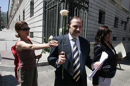 Martnez Pujalte recibe una rosa de una integrante de la Unin de Actores a la entrada del Congreso.