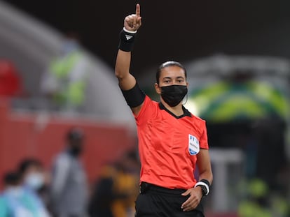 Edina Alves fue el cuarto árbitro en el partido entre los Tigres, de México, y el Ulsan Hyundao surcoreano este jueves en el Mundial de Clubes de Qatar.