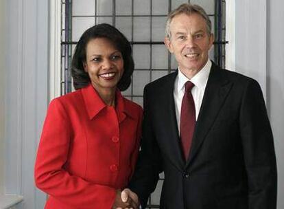 La secretaria de Estado de EE UU, Condoleezza Rice, y el ex primer ministro británico, Tony Blair, en Londres.