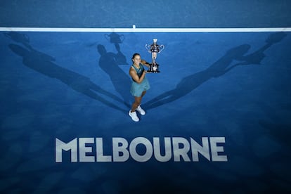 Madison Keys posa con el trofeo de campeona, este sábado en la Rod Laver Arena de Melbourne.