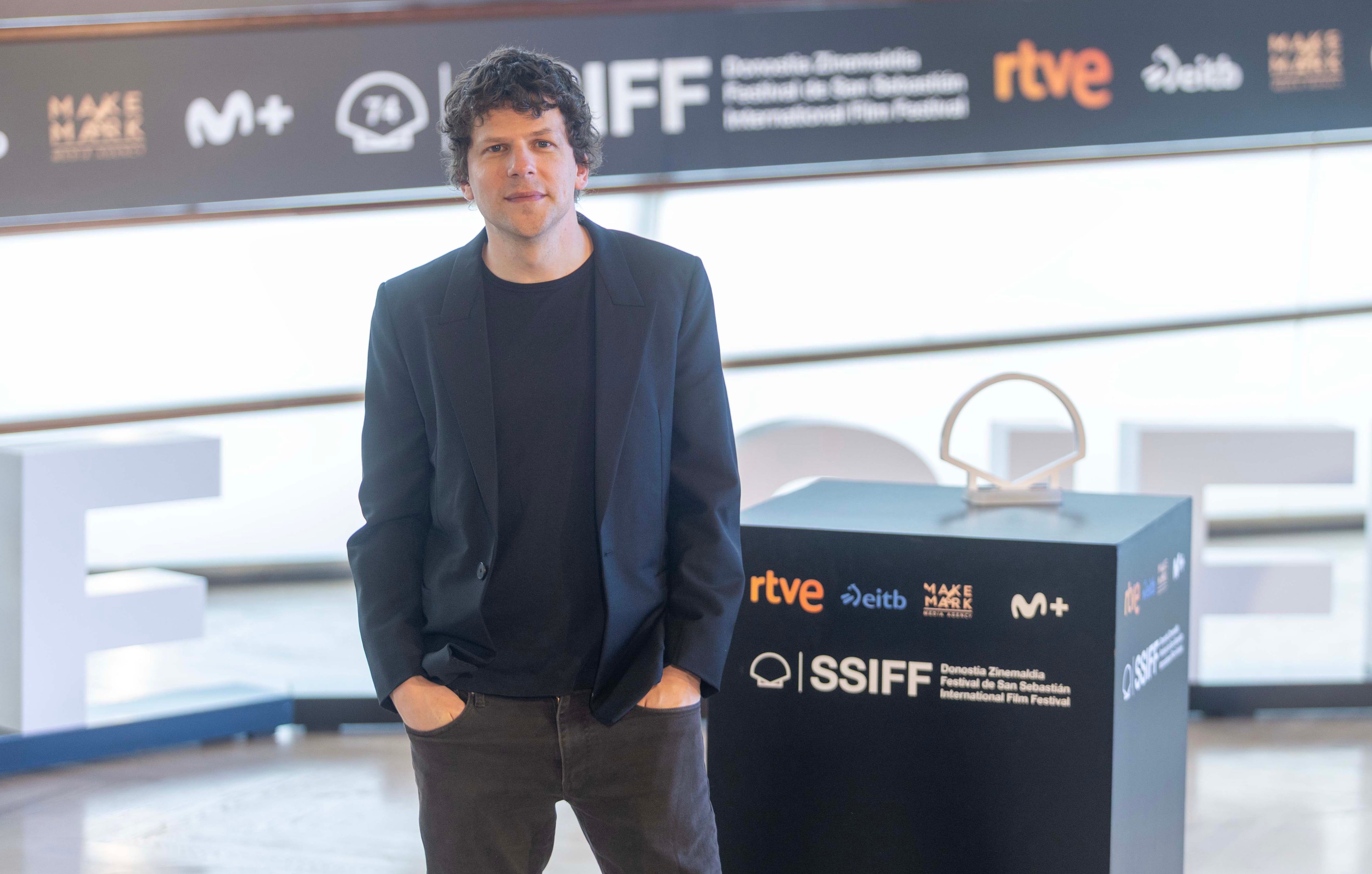 El actor y director Jesse Eisenberg muestra su “amor por la interpretación” y hace reír a San Sebastián con ‘The Debut’