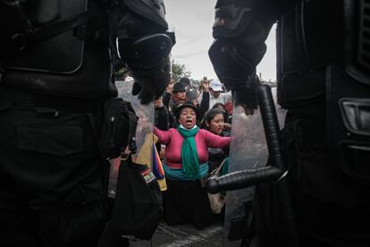 Un grupo de mujeres indígenas se enfrentan a la policía antidisturbios.