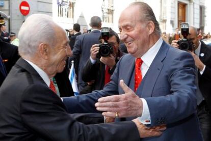 El Rey saluda al presidente de Israel, Simon Peres.