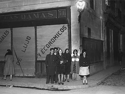 Un grupo de prostitutas posa con sus proxenetas en una calle del centro de Madrid, en los años treinta.