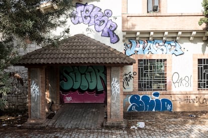 Fachada del restaurante abandonado Pabellón de Ondarreta, en la Casa de Campo.