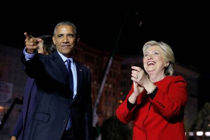 Barack Obama y Hillary Clinton durante un acto de campa&ntilde;a. 